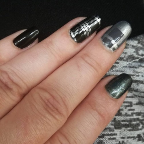 Manicura con estampación en tartán gris, en el canal Mostrando Muestras encontrar&aacu