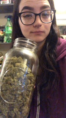 smoking-healthy:  Hmm… do we have enough weed for the day? I’m not sure…. 🙃🌿💖