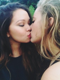 lipstick-lesbian:  ♀♡♀