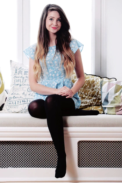 Zoe Sugg Tumblr_nt1c730hK01uz5a4wo1_500