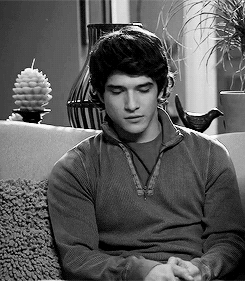scottsredhoodie:xinbimodu:everythingbutsterek:#this looks like an entirely unwilling couple sitting 