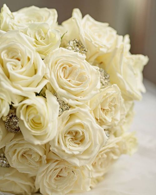 Swooning over these beautiful #weddingflowers!#rentmywedding || Amazing work by: Photographer: @stud
