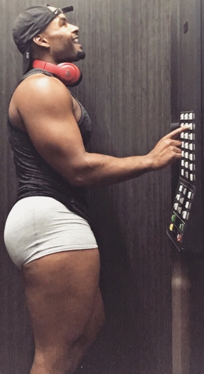 tynkabelle63:  asskingz:  🍑🍑🍑 alert!   Follow @asskingz for phat man ass daily!  Mmmmmmh damn 😜👅🍑