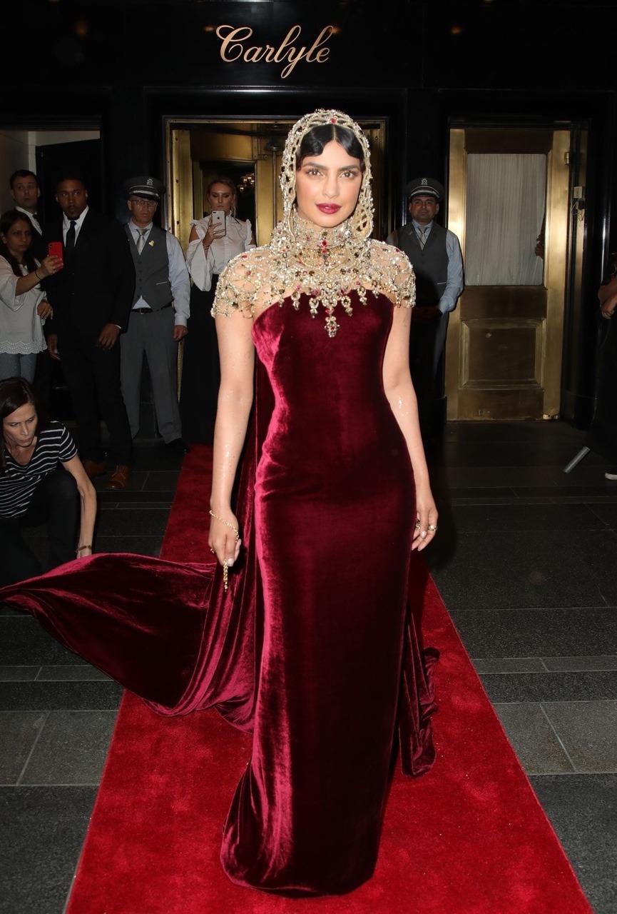 sexanax:  medicinemp4: Priyanka Chopra looks beautiful  my indian queen