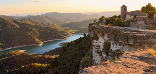 useless-catalanfacts:Siurana, Catalonia.Photo by Mertxe PL