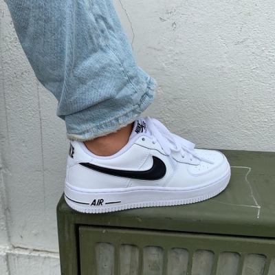 aesthetic white nike shoes