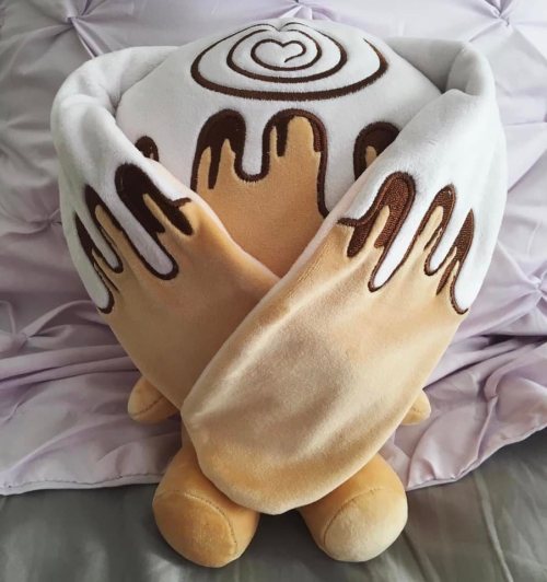 Cinnabunny is ready to say hello! They’re the third plush in my new series called Daisuki Crit