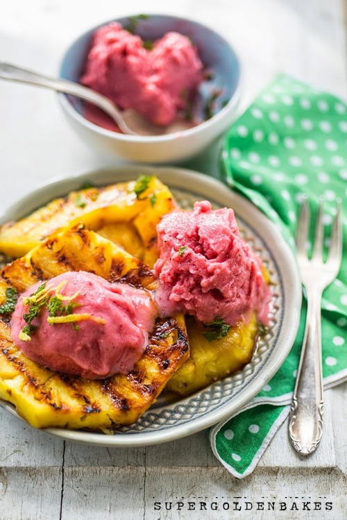 teenshealthandfitness:  beautifulpicturesofhealthyfood:  Strawberry frozen yogurt with grilled pineapple…RECIPE  Great dessert idea!