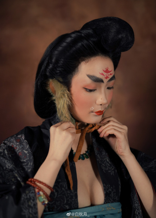 fouryearsofshades:hanfugallery:Tang Dynasty makeup by 白秋月_ The furry thing on her ears are called  耳