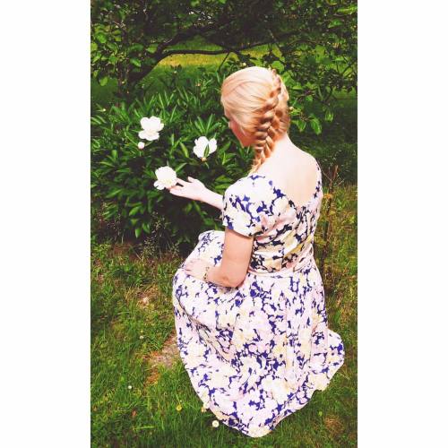 pretttylittlepieces: #braid #hairdo #hair #blonde #blondehair #garden #flowers #peony #peonies #summ