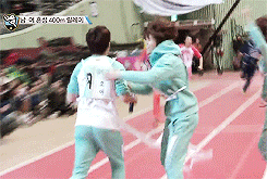 myeongsushi:  Hoya runs backwardly to the finish line after seeing the gap between