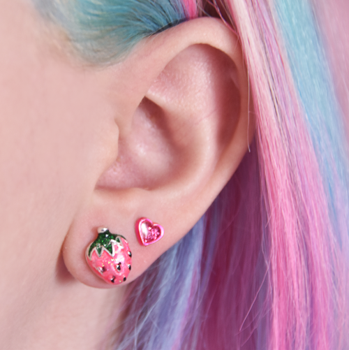 pixielocks: Fresh hair, fresh ears, fresh life Just filmed a video for Wednesday and took some cheek