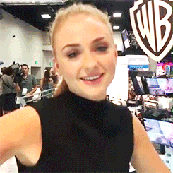 sersh:Sophie Turner’s shout-out to fans at the Game of Thrones ‪SDCC‬ autograph signing