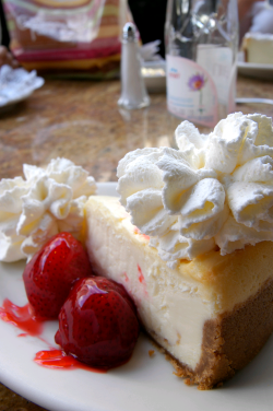 verticalfood:  Fresh Strawberry Cheesecake  (by Yuichi Sakuraba)