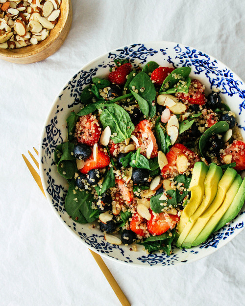 thesimpleveganista: (via THE SIMPLE VEGANISTA: SPINACH BERRY QUINOA SALAD)… Summertime, berri