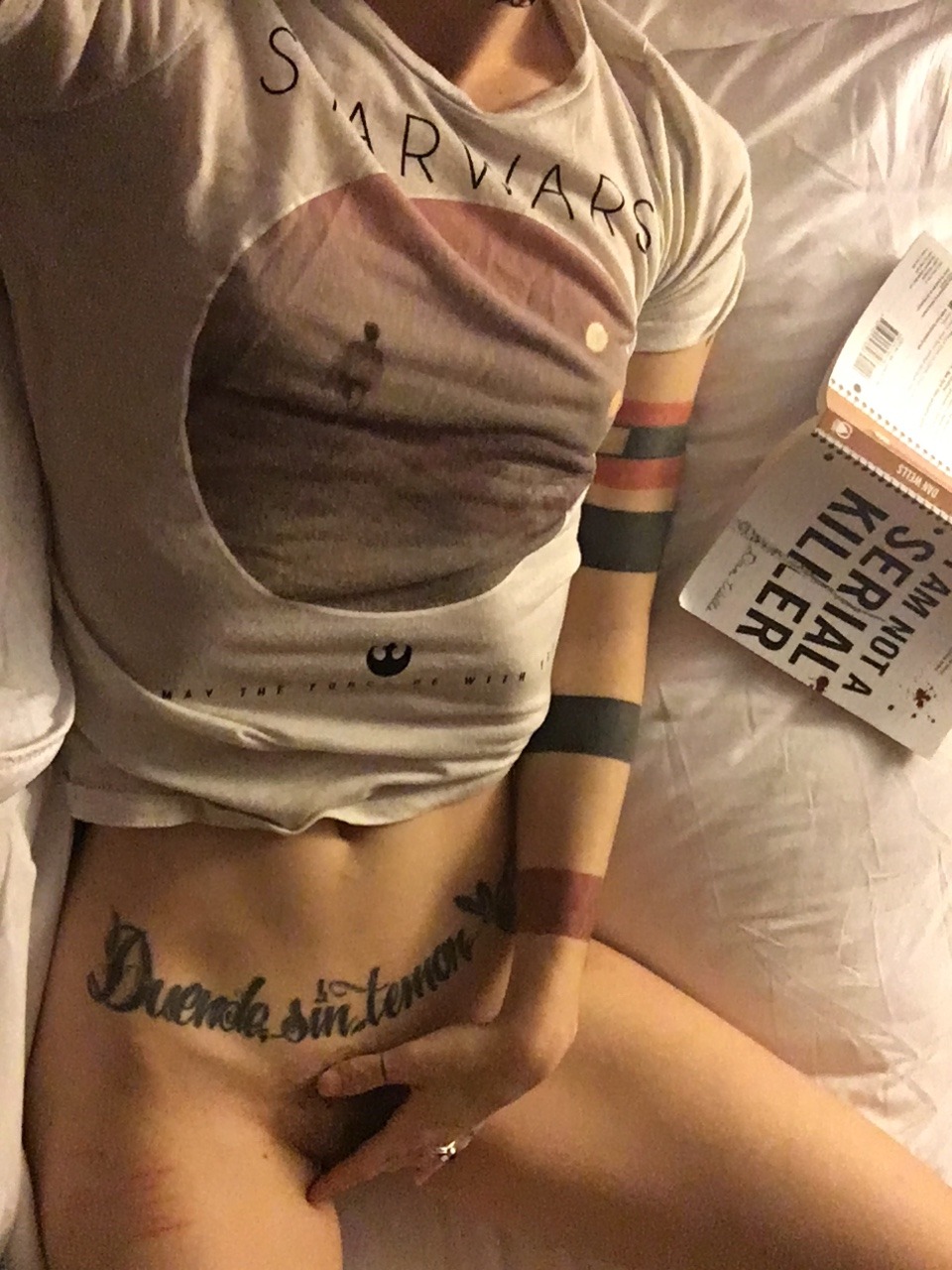 camdamage:Also I took this selfie last night and I really like it so here 💁🏻✨