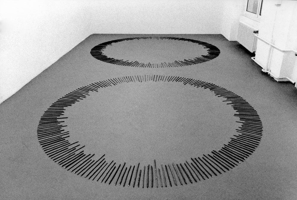 thingsorganizedneatly:
“ Richard Long
Circle of Time Sticks and Circle of Memory Sticks
Konrad Fischer Galerie, Düsseldorf, 1995.
”