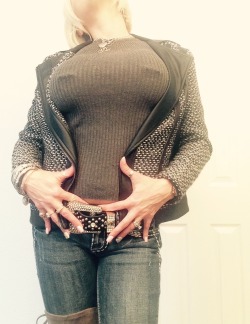 bustybimbobarbieblog:  Huge tits always win.