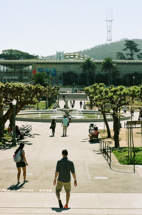 Philip and Joy in front of the de Young museum 