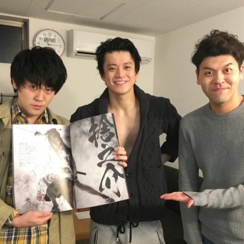 cris01-ogr:And also Tosa brothers went to watch Ogurin in the Dokurojo stageplay XDDDhis smile 