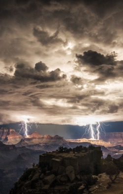 travelgurus:                 Thundertorm at   Grand Canyon, Arizona by Rashid Iqbal                  Travel Gurus - Follow for more Nature Photographies!    