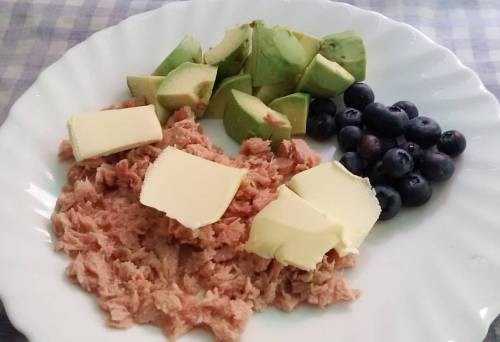 Tuna with butter, avocado and blueberries for breakfast  _____________ Atún con mantequilla, aguacat