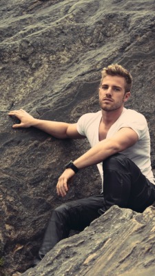 guysinleatherpants:  Openly gay country singer