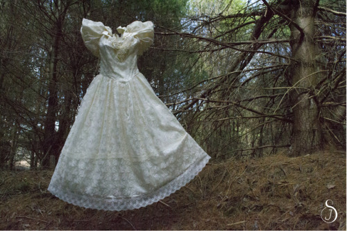 Stop motion and new breath to my mother’s beautiful dress that saw the light of day twenty-five year