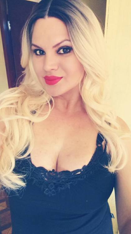 laraemmanuelle:Blond hair or Dark hair??? Adoro o loiro fatal mas amo cabelo preto como a noite! ❤️