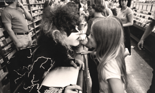 jessywhisper:  shoutwiththedevil: Paul Stanley at Peaches Records on August 14, 1976.  why the hell couldnt i have been born in the 70s like what the fuck…..