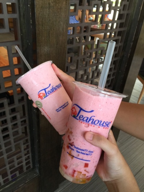 octoberries:weekly boba run — teahouse ft. strawberry blend, honeydew blend, and peach blend
