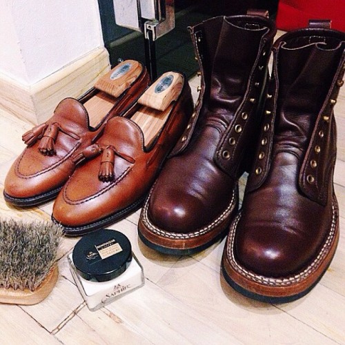 Cleaning and polishing the calves - #alden #whitesboots #saphir