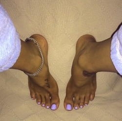 freakyebonyfeettoes:  Lil feet 👣👣👣👣👣👣