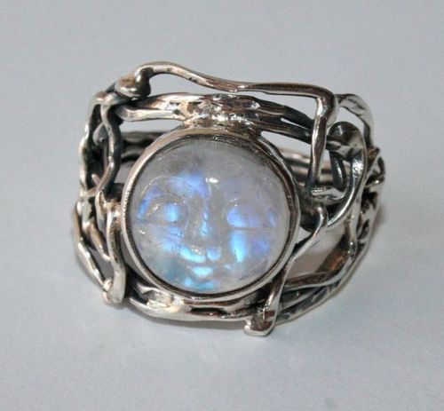 xshayarsha:The Romans admired moonstone, as they believed it was born from solidified rays of the Mo