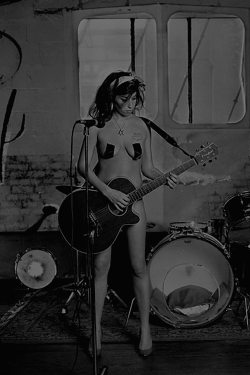 amyjdewinehouse: Amy Winehouse poses naked