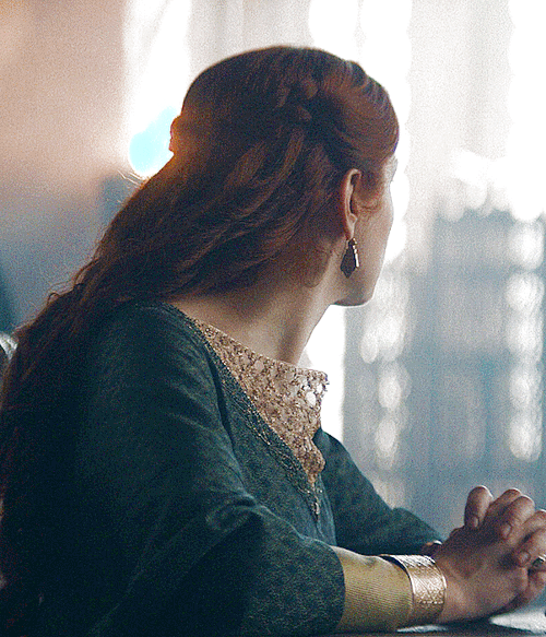 Alicent Hightower's Green Dress With Gold In House Of The Dragon Season 2