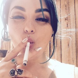 sexysmokingbabes18:  compulsion2smoke:  —Sexy