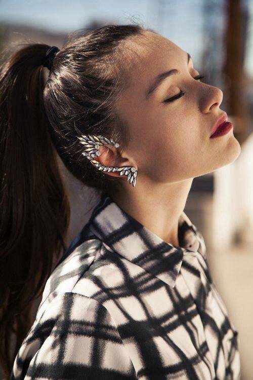 mode-chanel:  omg love her earcuff 