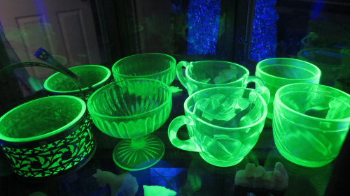 wickedclothes:Glow In The Dark Green Uranium Glass DrinkwearThis glasswear set from the 1930s includ