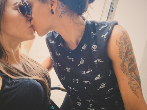 the-inspired-lesbian:  Find yourself a galpal on HER👭