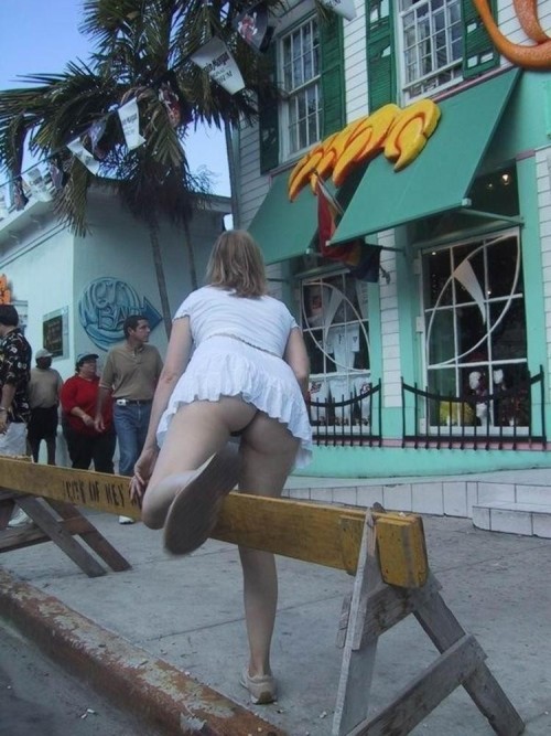 public-oops-moment:  catching some hot and erotic moments at public places 15