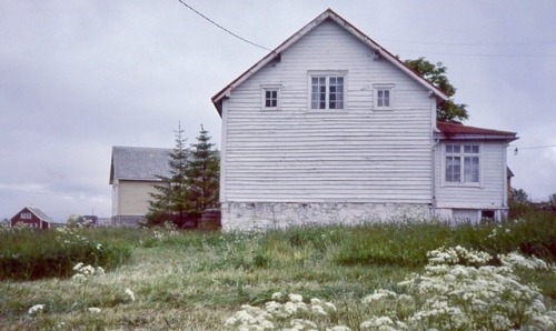 Hjørungdal gård, Møre og Romsdal, 1984. Now abandoned, this house, about 200 years old, was the chil