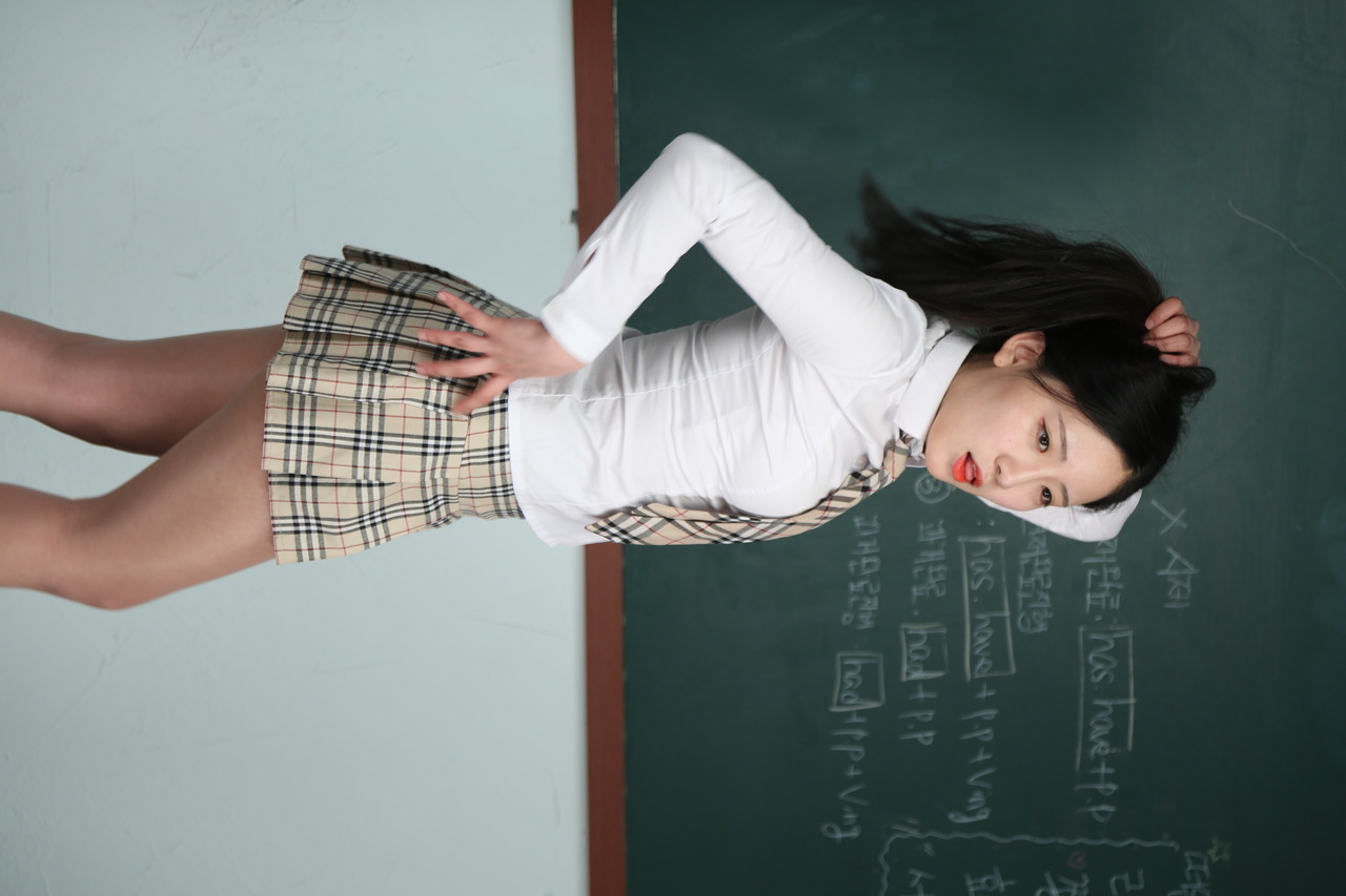 itssexyya:  출사모델 윤주 일명 칠판녀출사모델 혜x 이xx  이xx 영상