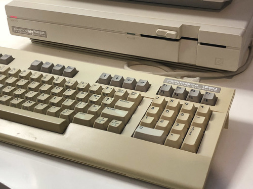 retronavigator: C128 DCR (Metal case). My precious! ;)