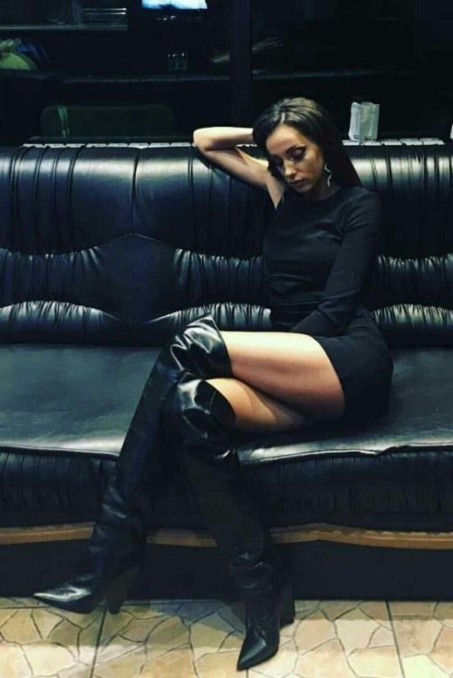 theultimatetaboo:Serious polished black leather fuck me boots