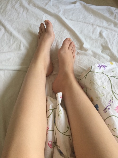 femalefeet99: teasy-footage: Heeyy Hello