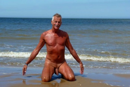 erasnude:Kneeling freedom