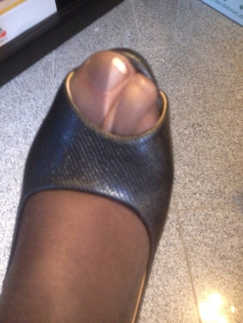 tammyslegs: working in my office and have an appointmoint. unfortunately my pantyhose just got a run