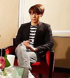 haekey: kid Hae trying to close his ripped jeans