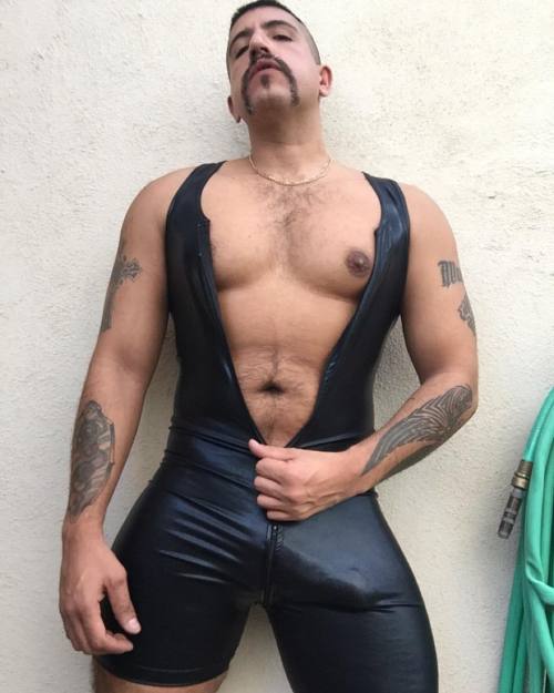 sebastianrio:  Rubber daddy